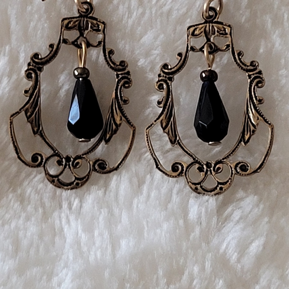 Vintage gold toned screw backed earrings. - Picture 2 of 6